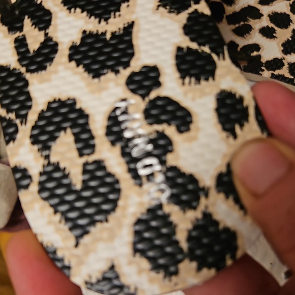 NWOT. Women's Old Navy flip flops size 10 - Picture 2 of 5